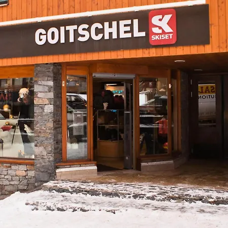 Neves - 4 Personnes Dans Quartier Anime De La Station Mae-7678